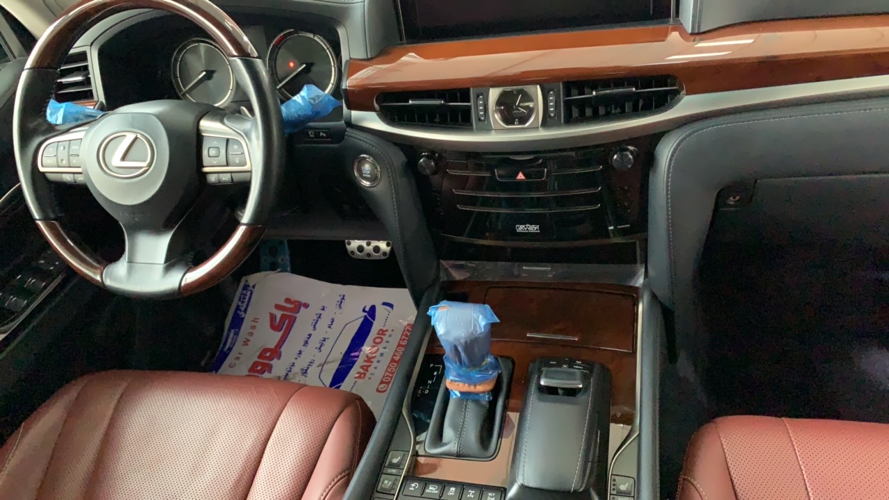 لێکزس LX